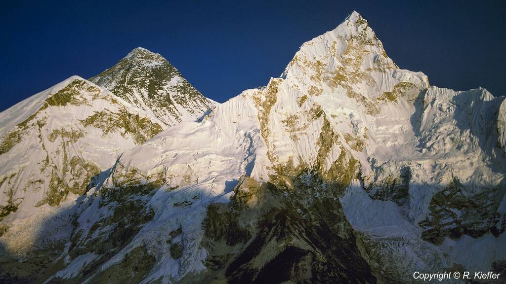 Khumbu (66) Everest (8,848 m) - Nuptse (7,861 m)