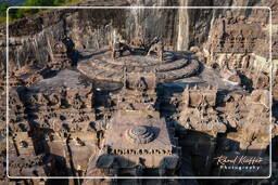Grotte 16 (Temple de Kailâsanâtha), Grottes d’Ellora (696)