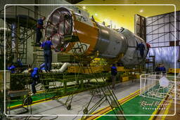 Mating Block E on Soyuz Packet, GIOVE-B launch campaign (4786)