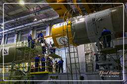 Mating Block E on Soyuz Packet, GIOVE-B launch campaign (4889)