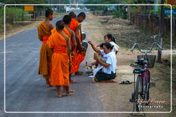 Isla Don Khong (150) Limosnas a los monjes