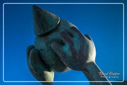 Scheveningen (145) SprookjesBeelden (Tom Otterness) - The weeping giant